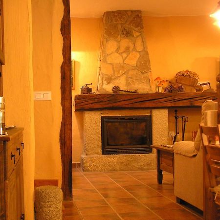 Hostal Rural Las Cuatro Calles Сан-Мартин-дель-Пимпольяр Экстерьер фото