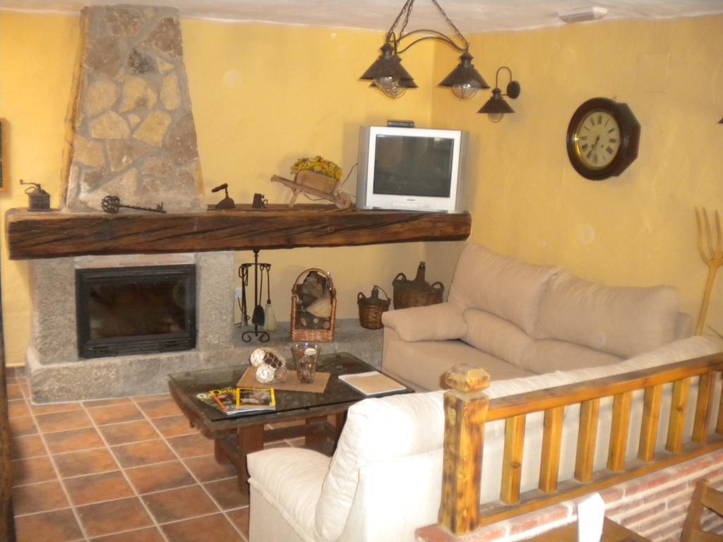 Hostal Rural Las Cuatro Calles Сан-Мартин-дель-Пимпольяр Экстерьер фото