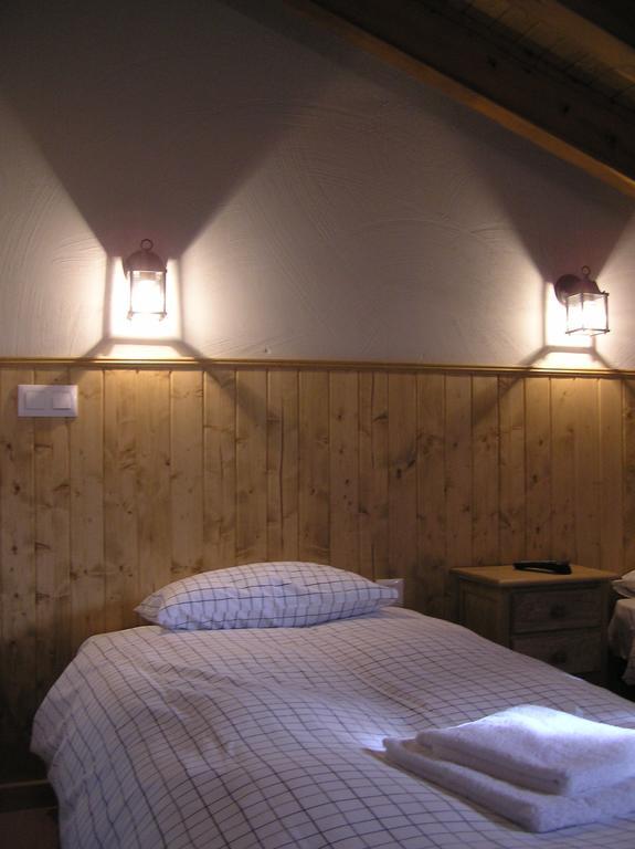 Hostal Rural Las Cuatro Calles Сан-Мартин-дель-Пимпольяр Экстерьер фото