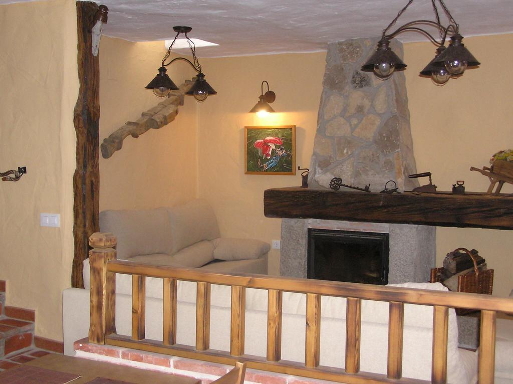 Hostal Rural Las Cuatro Calles Сан-Мартин-дель-Пимпольяр Экстерьер фото